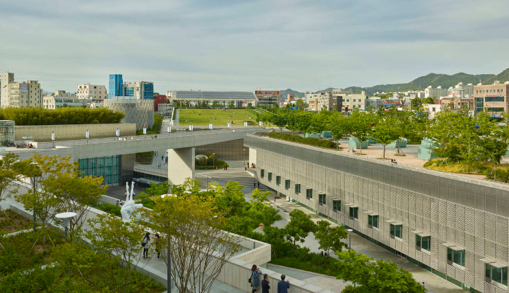 新修建结伴旧历史，，，，生文化中心立异精神